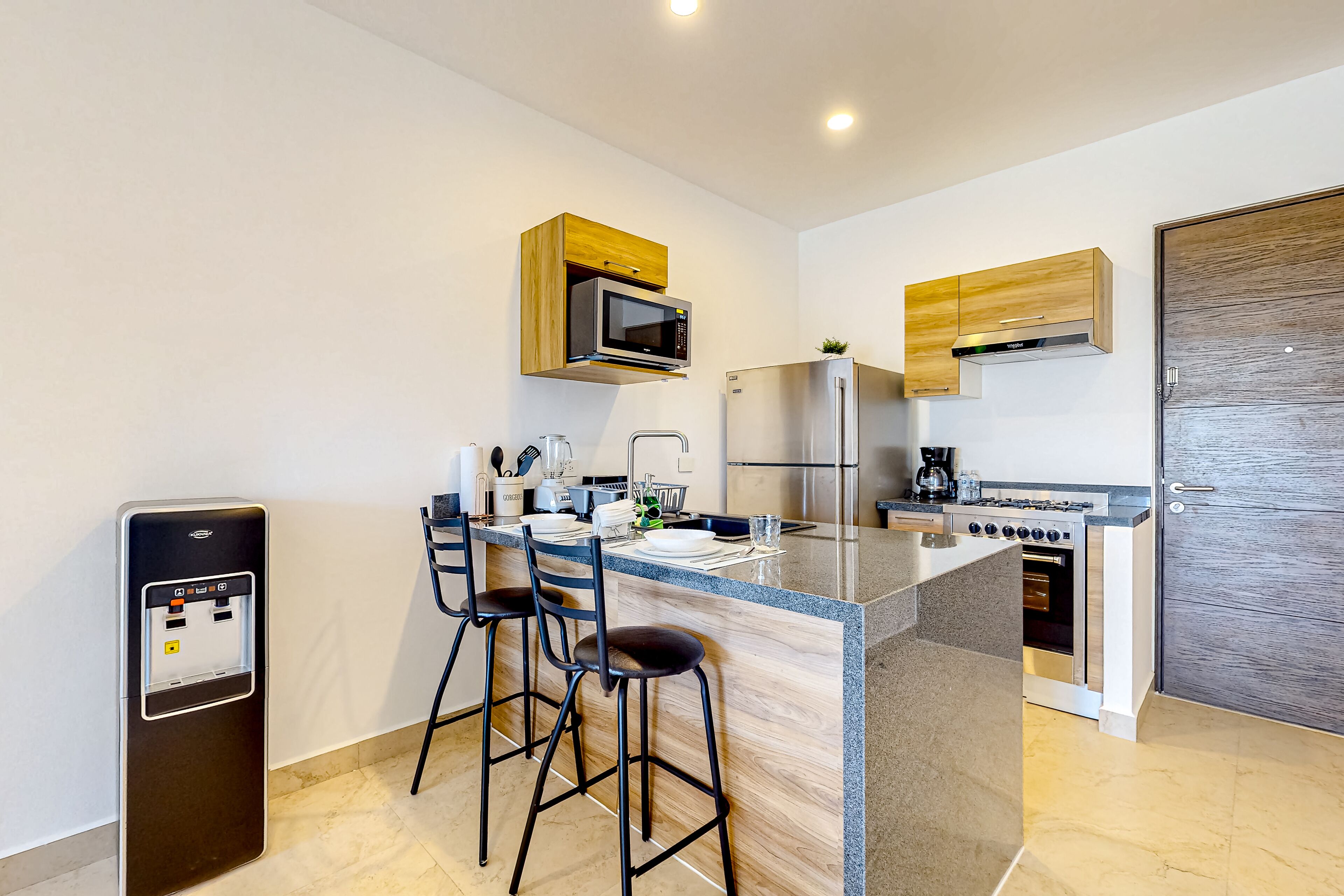 Réfrigérateur, micro-ondes, four, plaque de cuisson