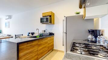 Frigorífico, microondas, horno y placa de cocina