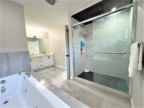 Secadora de cabello, toallas, jabón, papel de baño 