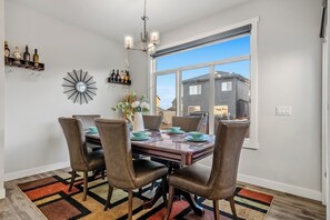 Dining - Luxury Retreat For Large Groups (Calgary)