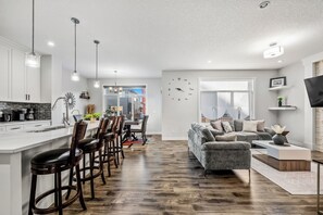 Interior - Luxury Retreat For Large Groups (Calgary)
