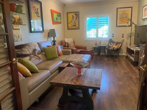 Smart-TV, Kamin, Arbeitsbereiche