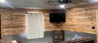 Welcome to The Outskirts! Comfy Cabin Studio perfect for that weekend getaway.
