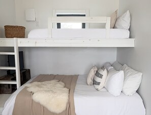 2 bedrooms, WiFi, bed sheets - Signal House | Waupoos | 2 Bedrooms | Waterview (Prince Edward County)