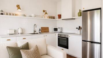 Coffee/tea maker, fridge, microwave, oven
