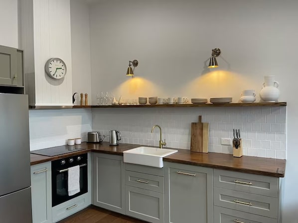 Kjøleskap, mikrobølgeovn, ovn og kokeplater