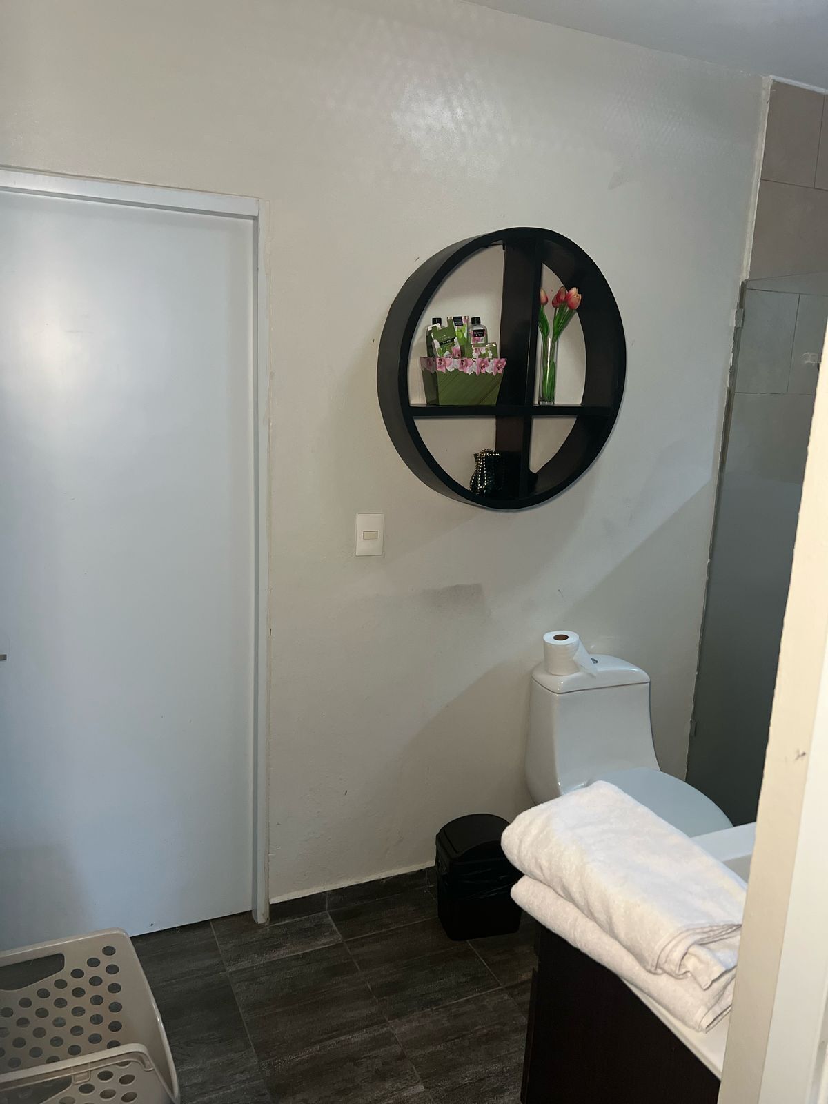 Douche, serviettes fournies, savon, papier toilette