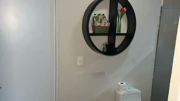 Douche, serviettes fournies, savon, papier toilette