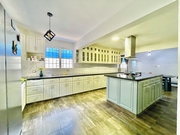 冰箱、微波炉、烤箱、炉灶