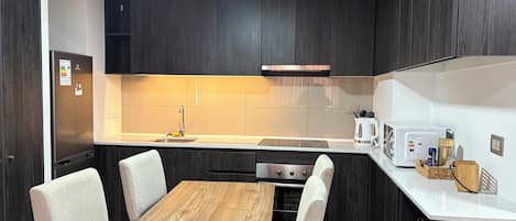Kühlschrank, Mikrowelle, Ofen, Wasserkocher mit Kaffee-/Teezubehör