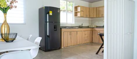 Fridge, coffee/tea maker, electric kettle, blender