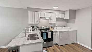 Fridge, oven, stovetop, coffee/tea maker