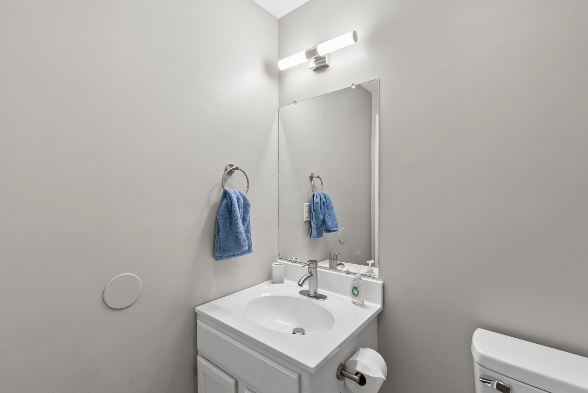 Serviettes fournies, papier toilette