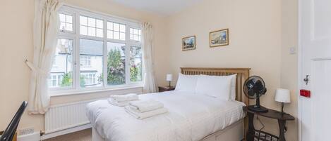 4 bedrooms, desk, iron/ironing board, Internet