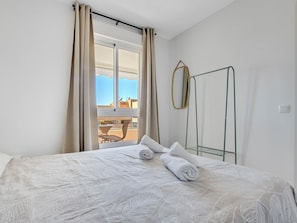 1 chambre, fer et planche à repasser, accès Internet, draps fournis