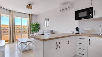 Fridge, microwave, oven, coffee/tea maker