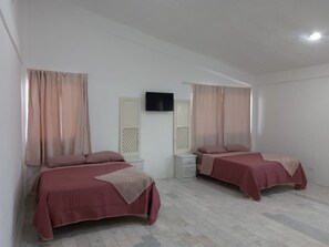 4 habitaciones, tabla de planchar con plancha, wifi y ropa de cama
