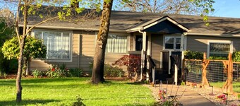 Charming 3-bedroom Farmhouse with AC and Wifi in Willamette Valley Wine Country