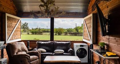 Hill Country Getaway - Cozy Stonewall Retreat Near Wineries & Fredericksburg