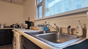 Fridge, microwave, oven, toaster - Newly Refreshed 3bd Spacious Unit Minutes from 290 (Worcester)
