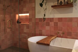 Sèche-cheveux, serviettes fournies, savon, papier toilette