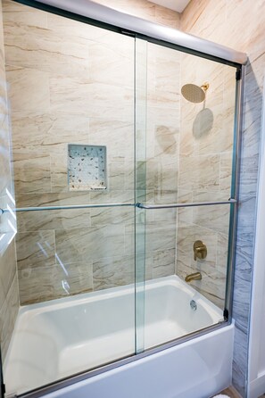 Bruser, hårtørrer, bidet, håndklæder