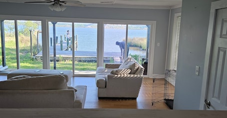 Smart TV, stereo. 3-bedroom house in welcoming Moss Point with AC, WiFi