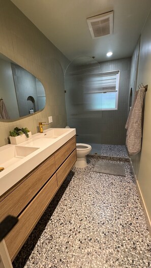 Hårføner, håndklær, såpe og toalettpapir
