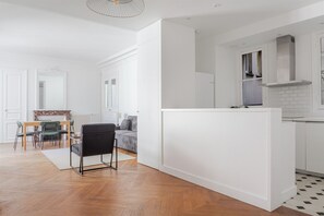 Interior - Blueground | Le Marais, elev & w/d, nr Pompidou (Paris)