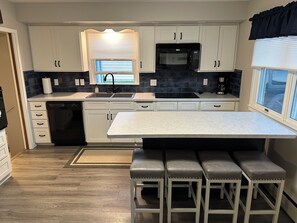 Micro-ondes, four, plaque de cuisson, lave-vaisselle