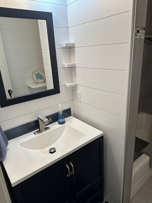 Secadora de cabello, toallas, jabón, papel de baño 