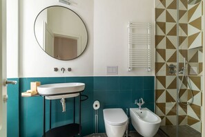 Shower, hair dryer, bidet, towels - GuestHost - Rione Prati Apartment A (Rome)