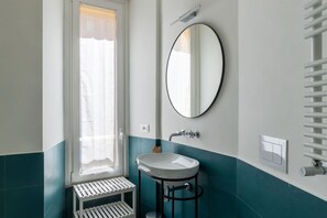 Shower, hair dryer, bidet, towels - GuestHost - Rione Prati Apartment A (Rome)
