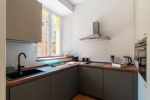 Een koelkast, een magnetron, een oven, een kookplaat