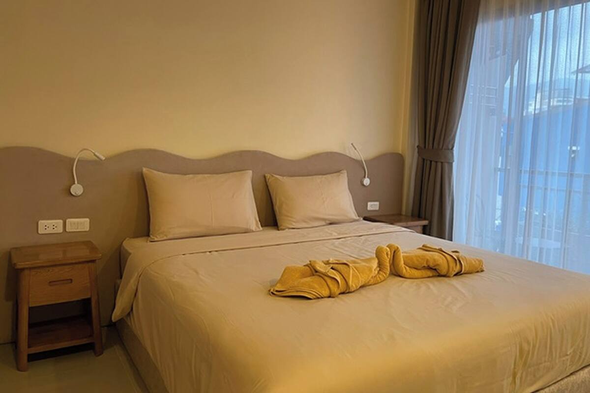 Hypo-allergenic bedding, in-room safe, individually decorated