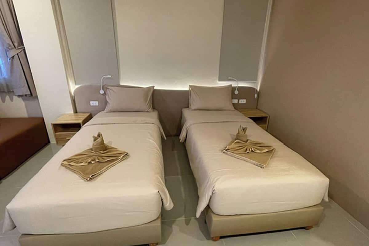 Hypo-allergenic bedding, in-room safe, free WiFi, bed sheets