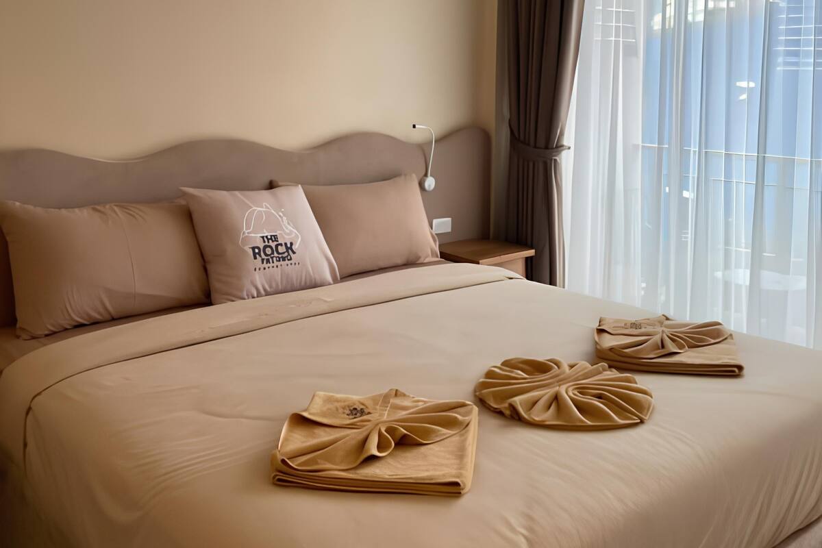 Habitación Deluxe | Ropa de cama de alta calidad y escritorio 