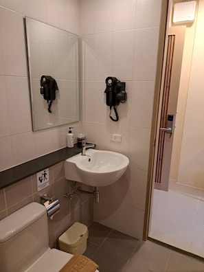 Deluxe Double or Twin Room, Non Smoking, Balcony | Bathroom