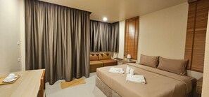 Phòng đôi hoặc 2 giường đơn Deluxe, không hút thuốc, ban công | Két bảo mật tại phòng, bàn, khu vực làm việc phù hợp cho laptop
