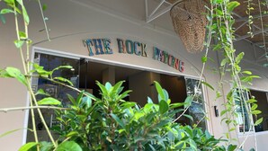 El exterior de un edificio con un letrero que dice THE ROCK PATONG.