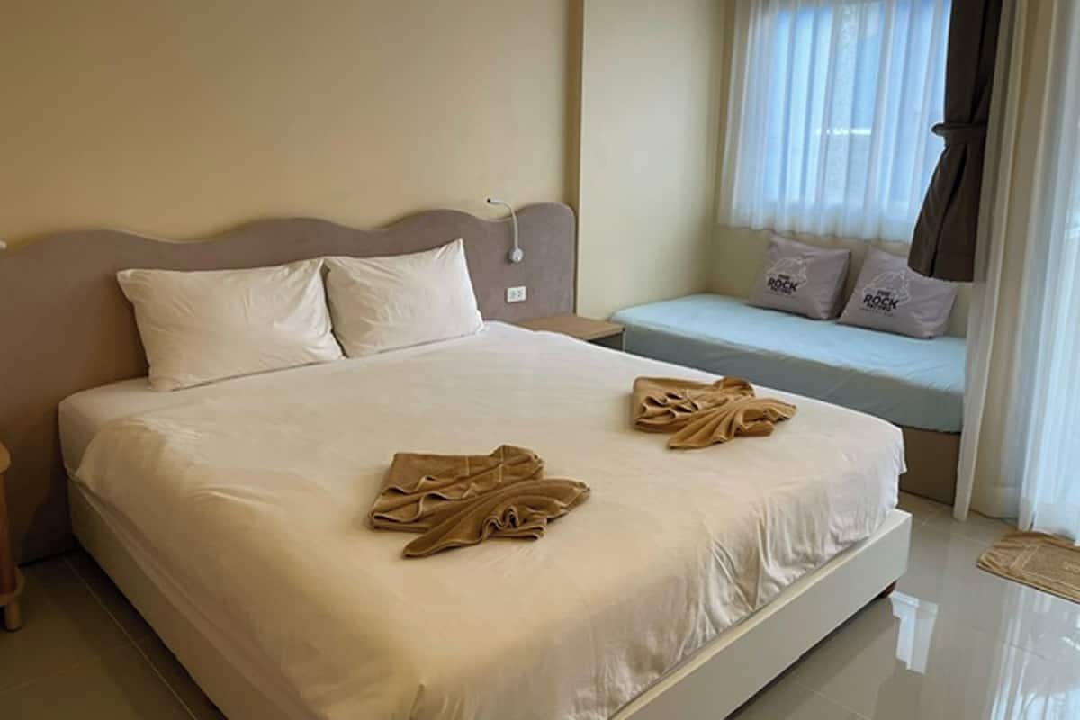 Hypo-allergenic bedding, in-room safe, free WiFi, bed sheets