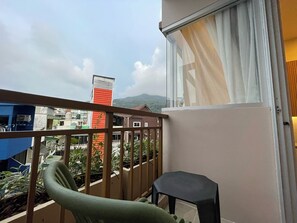 Deluxe King Mountain View with Balcony | Ropa de cama hipoalergénica, wifi gratis y ropa de cama 