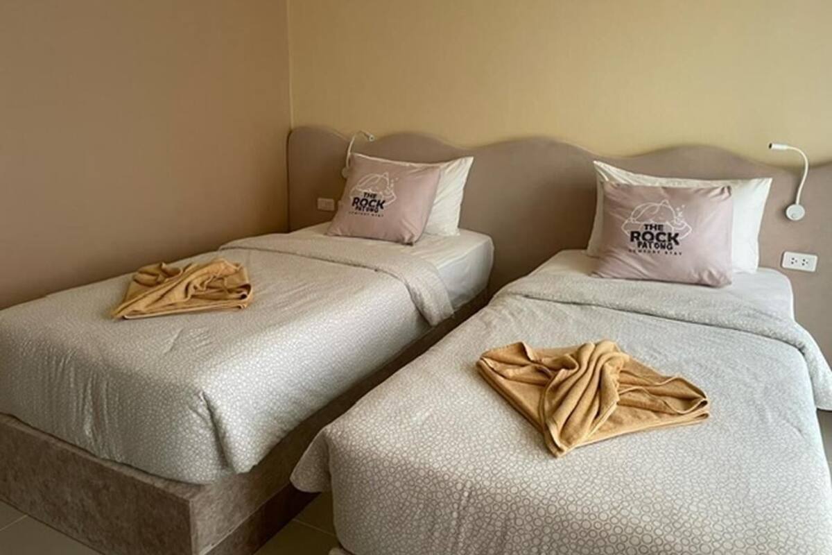 Habitación estándar con 2 camas individuales | Ropa de cama de alta calidad y escritorio 