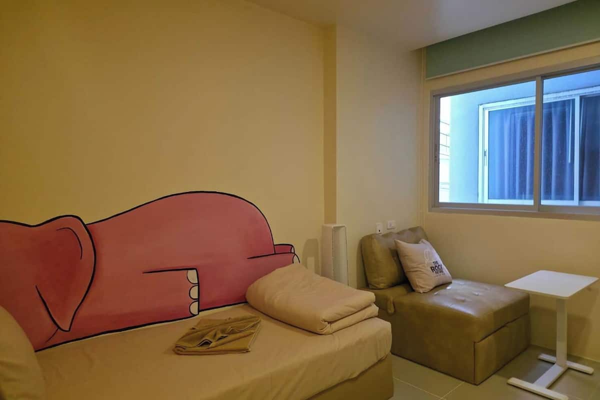 Hypo-allergenic bedding, in-room safe, free WiFi, bed sheets