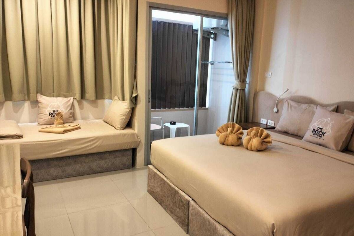 Habitación triple estándar | Ropa de cama de alta calidad y escritorio 