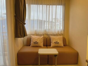 Hypo-allergenic bedding, in-room safe, individually decorated - The Rock Patong Comfort Stay (Patong)