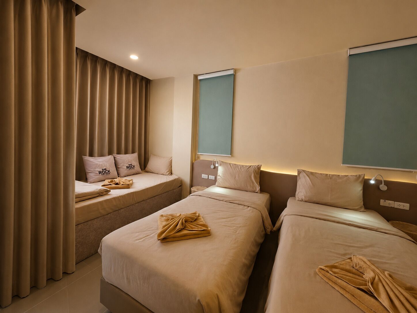 Comfort Triple Room | Premium bedding, desk, laptop workspace, WiFi (free)
