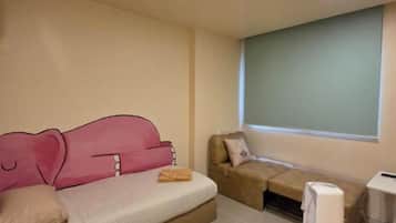 Ropa de cama hipoalergénica y caja de seguridad en la habitación
