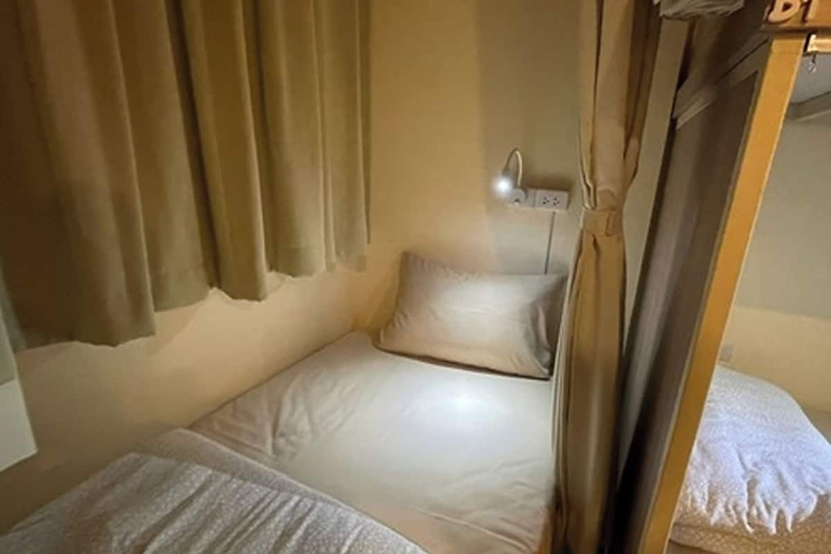 Hypo-allergenic bedding, in-room safe, free WiFi, bed sheets