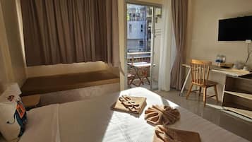 Ropa de cama hipoalergénica y caja de seguridad en la habitación